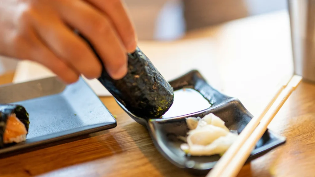 How to eat a spicy tuna hand roll